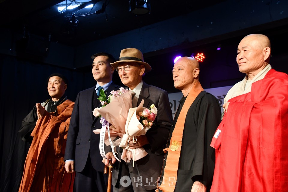 불교인권위원회가 제31회 불교인권상 시상식을 봉행했다. 사진은(왼쪽부터) 공동대표 진관 스님과 수상자 박정훈 대령, 안학섭 씨, 명안 스님, 자흥 스님