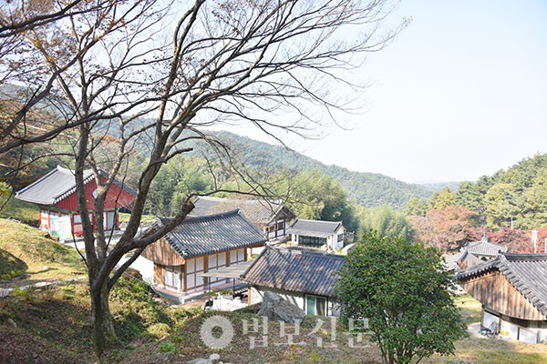 산신각에서 내려다본 보림사 전경.