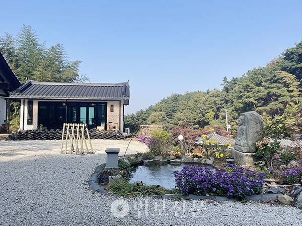 작은 연못과 종무소.