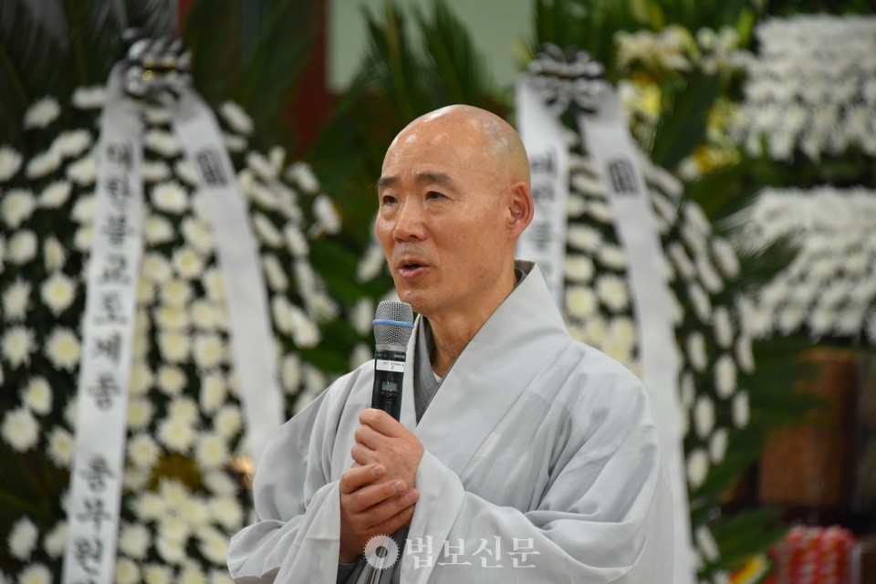 문도대표 영진 스님은 “은사스님께서는 바람에 흩날리는 낙엽처럼 편안히 원적에 드신 듯 온화한 모습으로 우리 곁을 떠나셨다”며 “생전 수행과 원력, 그리고 가람수호에 평생을 바치신 스님의 삶은 제자들에게 깊은 울림으로 남아 있다”고 말했다. 