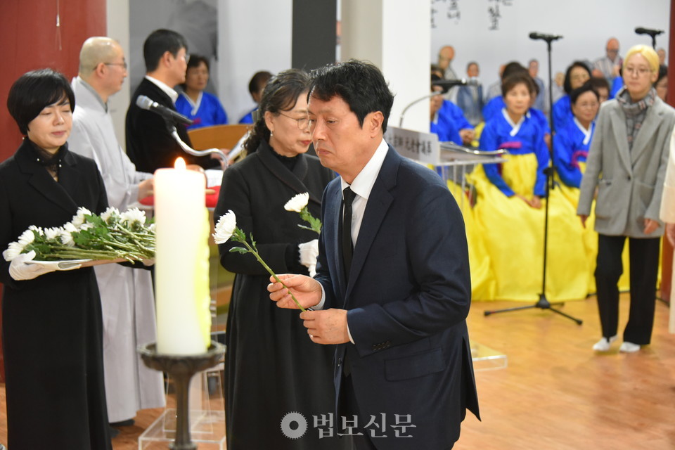 이재형 법보신문 대표도 영결식에 참석해 대종사의 영전에 헌화했다. 