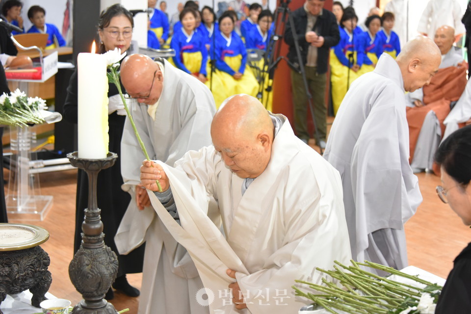 전 조계종 총무원장 원행 스님 헌화. 