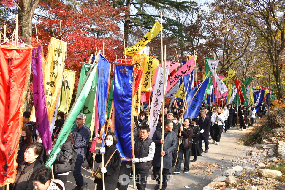 다비장으로 향하는 만장 행렬. 