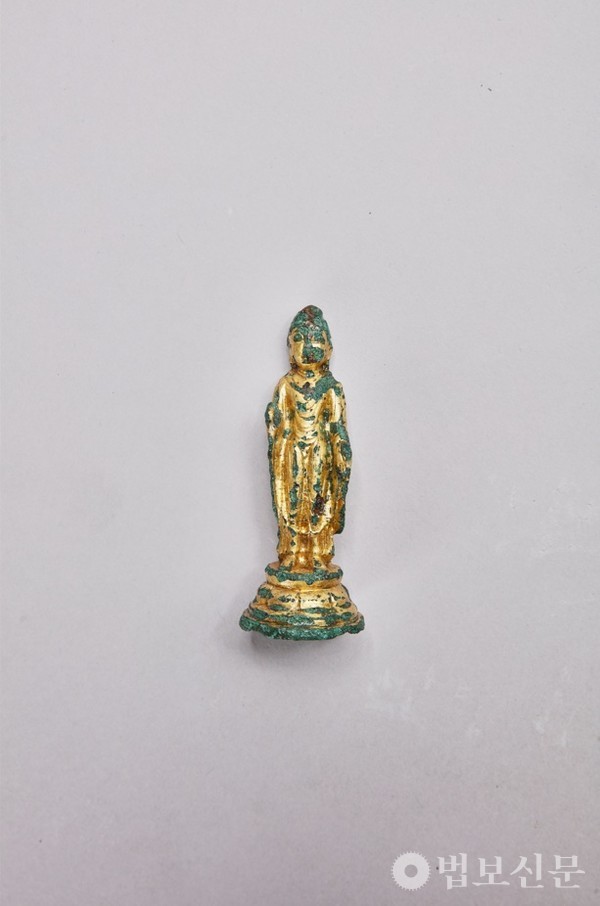 의곡사지 출토 금동불입상. 사진=불교문화유산연구소.