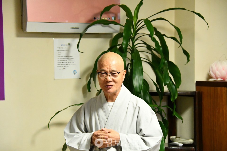 평택 보국사 주지 법현 스님은 “남을 돕고 이끌어가는 일들을 보살행이라 칭하는데, 불교활동가와 동출 스님의 원력으로 이를 지원하는 것 역시 보살행을 실천하는 것”이라고 수상자들을 축하했다.