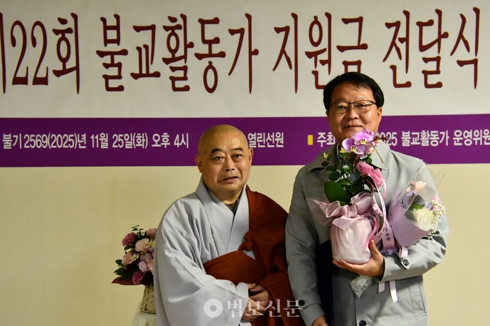 신윤섭 로터스월드 사무국장은 “최근 캄보디아에 대한 안 좋은 소식으로 활동이 매우 힘들어지고 있는 가운데, 이렇게 지원 활동가로 선정된 것은 그동안 펼쳐온 로터스월드 활동이 헛되지 않았음을 증명하는 것”이라고 말했다.