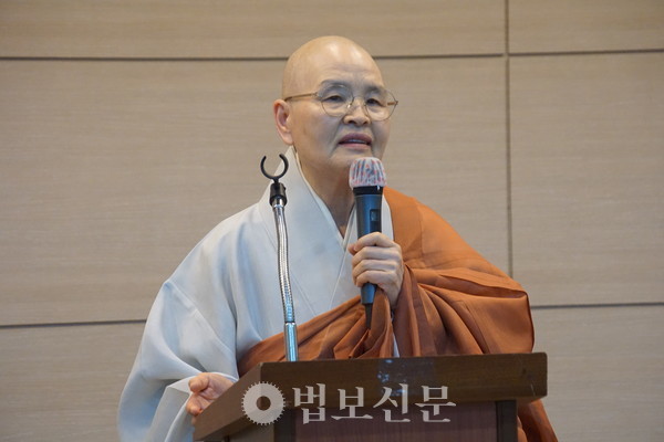 전국비구니회장 광용 스님은 “‘역사 속 한국비구니’의 저자 수경 스님과 전영숙 연구원이 자료 정리와 집필에 많이 힘쓰셨다”며 “수상자 모두 우리 시대를 기록으로 남긴 만큼, 깊이 감사드린다”고 인사했다.