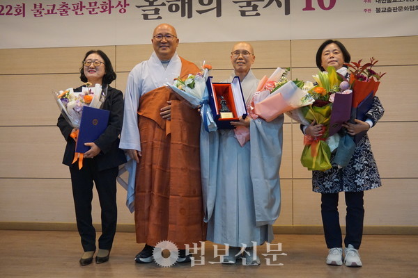 대상작 ‘역사 속 한국 비구니’를 출간한 사기순 민족사 주간(왼쪽), 집필자인 수경 스님과 전영숙 연세대 중국연구원 전문연구원이 기념 사진을 촬영했다.