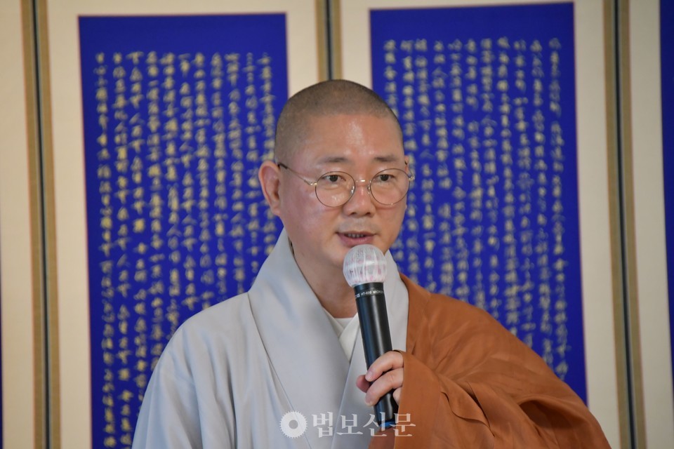 �ѹ����� ���� ������ �������� ���� ������ �뵶�� �ݷ��縦 ����&nbsp;������ ������ �ѱ��ұ��� ������ ���ϰ�, �ٹ�ȭ ��ȸ���� ���� ��ȭ�� ���̸� �Ѿ� �ں� ��õ�ϴ� ���԰� ���� �������� ��Ű� ����� �̷� �ұ��� ������� ������ ������ ������ ��ҡ��̶�� ���ߴ�.