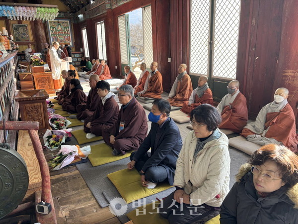 선운사 대웅보전에서 11월 30일 봉행된 제1기 단기출가학교 회향식에 수료자들과 사부대중이 참석해 있다. [선운사 제공]