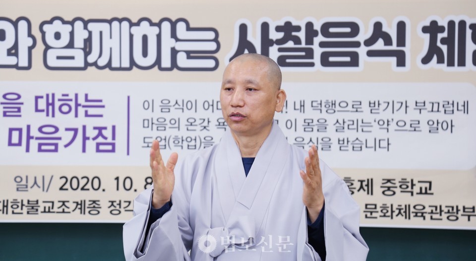 �����ϰ� �� ������ ���� ���� ������ ������ �ð� �о� �������� ���� ���ڴԵ��� Ȱ���� ���Ѻ� �� �е鲲�� ���� �����ϼ̴١��� ��1999�� ���絵 ����� ������ ������ ������ ���翬�� �ؾ� �� �ϡ��̶� ������ �����ߴ� Ȱ���̾��⿡, ESG�� �����ϴ� ���� �ټ� �β����� ������ ����ǻ縦 ǥ�ϱ⵵ �߾��١��� ���ߴ�.