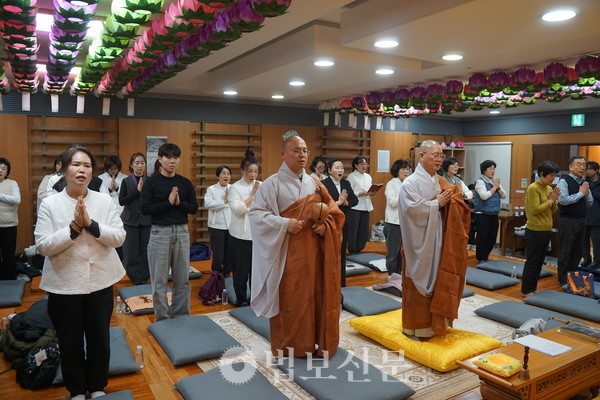 ‘2025년 동지팥죽 나눔행사’가 끝난 후 공항 내 광제사 법당에서 특별 송년법회가 봉행됐다.