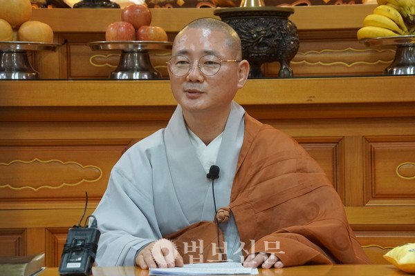 조계종 총무원 포교부장 정무 스님은 법문에서 “동지는 1년 중 밤이 가장 긴 날이자 화를 멀리하고 복을 받는 날”이라며 “여러분은 오늘 팥죽 나눔을 통해 선업을 쌓았으니 복을 많이 받을 것”이라고 덕담을 건넸다.