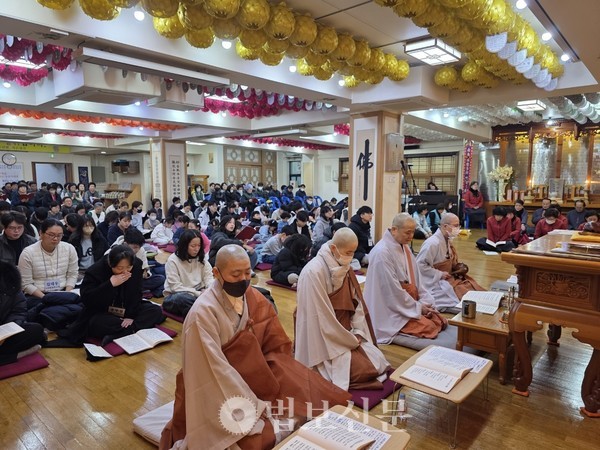 1�� 18�� ���� ������ ��������� ���� �ų��Ϸʹ�ȸ �� �����ȸ���� 300�� ���� �ŵ����� �����ߴ�.