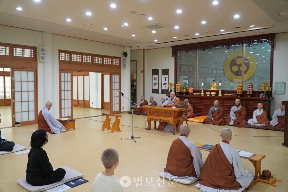 입재 당일 봉행된 입학고불식에서 월정사 한주 혜안 스님은 “현대인은 외모와 몸을 가꾸는 데에는 많은 시간을 쓰지만, 정작 마음을 위해 투자한 시간은 많지 않다”며 “출가학교는 흐트러진 마음을 바로 세우는 시간”이라고 말했다. 이어 “무엇을 얻으려 애쓰기보다 자신의 마음이 어떻게 작동하는지를 관찰하고 이해하는 것만으로도 변화는 이미 시작된다”고 강조했다.