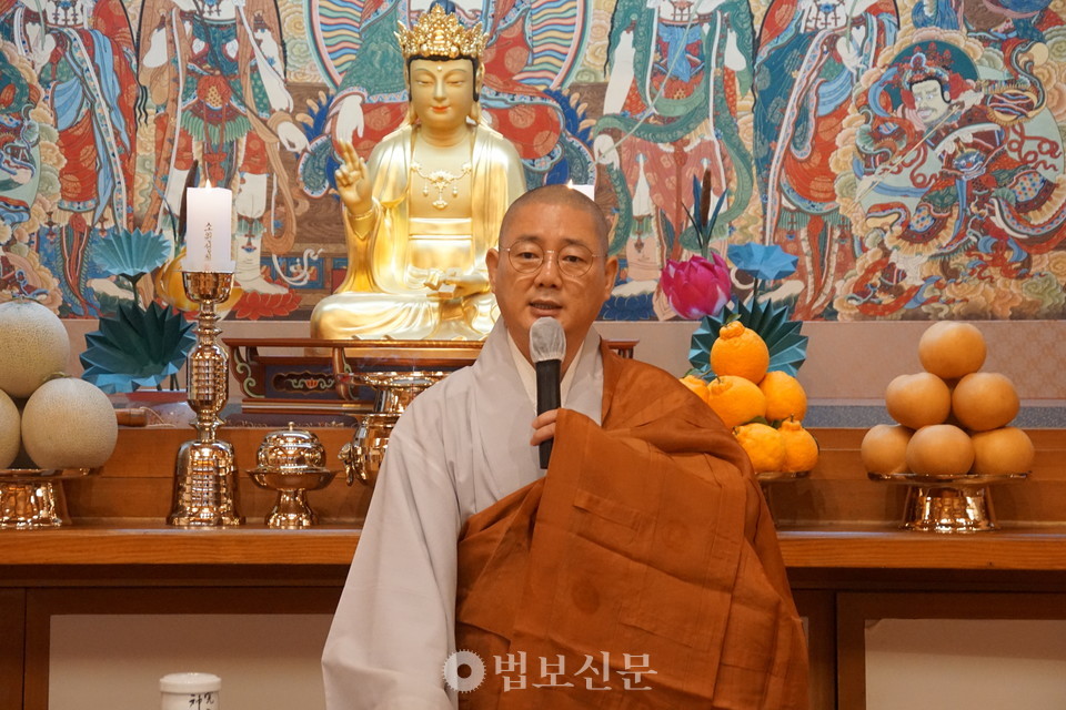 �ѹ����� ���� ������ �������� ���� ������ �뵶�� ġ�翡�� �������� ���� ��� ���߰� �ڽ��� ������ ���� �������� ���� ���� ������ ������ �ƴϴ١���� ���� �߽��� �������� �������� ������ ������ �巯���� ������ ���á��̶�� �ݷ��ߴ�.