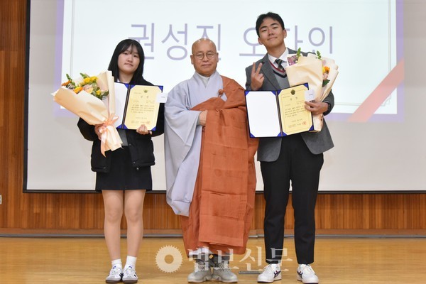 �̳� �����Ŀ��� ������ �ѹ�������� ������ �л���, �ѹ����� �����ι����� �̻��� �л��� �����ߴ�.&nbsp;