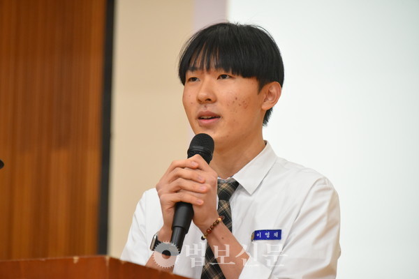 ���л� ��ǥ �̿�ä �л�ȸ���� "�̰��� ���� ����� �ճ��� �����ִ� ū ���� �Ǳ� �ٶ���"�� �ۻ��ߴ�.