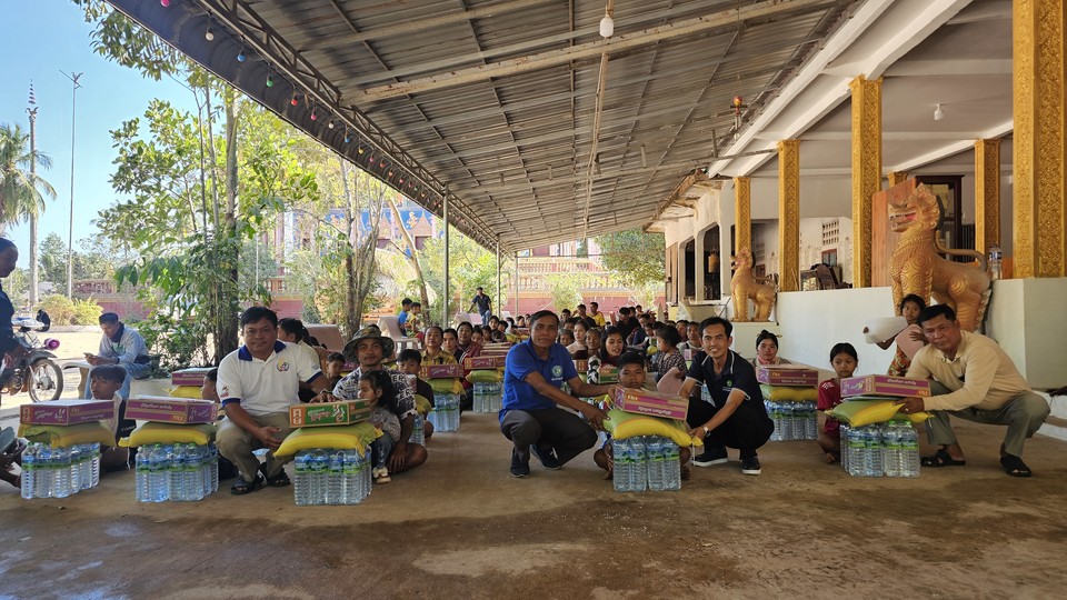 ���ε��� ���ͽ����� ������ǰ�� �ް� �ִ�.&nbsp;[���ͽ����� ����]