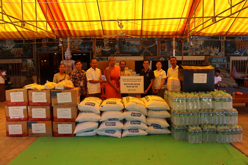 ���ͽ����尡&nbsp;�ÿ��� ���� 3�� ������&nbsp;�� 2��, ��� 100�ڽ�, �ļ� 375�ڽ�, �Ƿ� 38�ڽ�, �Ƶ� �п�ǰ 200��Ʈ ���� �����ߴ�. [���ͽ����� ����]