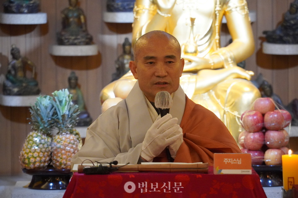 주지 담화 스님은 출가 허락의 말씀에서 “오늘 이 자리에서 낸 초발심을 끝까지 지켜나갈 때 그 마음이 곧 깨달음으로 이어질 것”이라며 행자들의 발심을 격려했다.