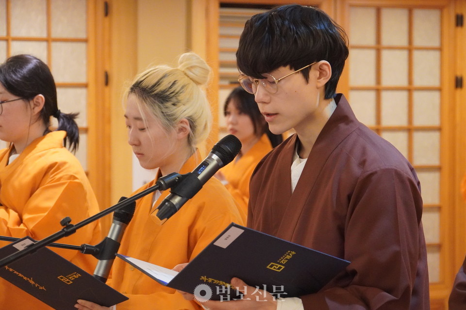 발원문은 여행자를 대표해 유주연 행자, 남행자를 대표해 정건호 행자가 낭독했다. 행자들은 집착과 번뇌에 갇혔던 지난날을 참회하고 부처님의 가르침을 배우고 따르겠다고 서원했으며, 부모와 스승, 세상 모든 이들의 은혜를 잊지 않고 진실한 자세로 수행 정진에 임하겠다고 다짐했다.