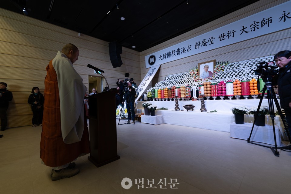 중앙종회의장 주경 스님은 추도사에서 “금생에 깨닫지 못하면 다음 생에 반드시 깨닫겠다는 스님의 정진은 우리에게 큰 가르침을 남겼다”며 “스님의 입적은 생을 넘어 이어지는 원력과 수행의 의미를 다시 새기게 한다”고 말했다. [전등사]