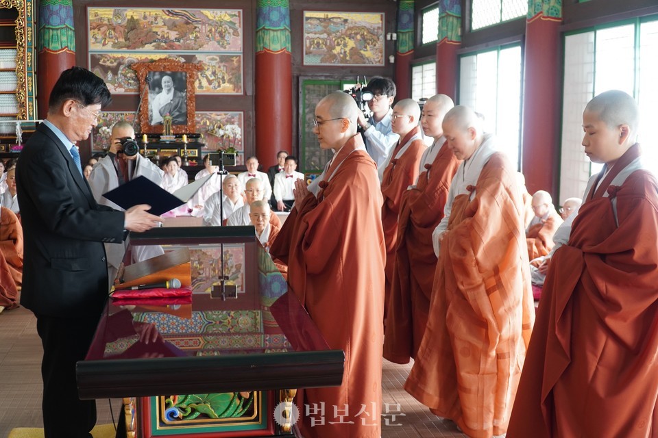 �赿�� �����ұ���ȭ��� �̻����� ���б��� �����ϰ� �ִ�.