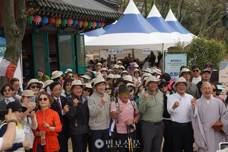 ������ �ѹ���(�ѹ����� ���� ����)��&nbsp;4�� 12�� ��û� �泻���� ���泲���о� �������� ������ȸ���� ������ ���, ��δ��� 500�� ����&nbsp;����ȫ�� ����� �Բ��ϴ� �о� ��λ� �Ƹ����� Ʈ��ŷ���� �����ߴ�. �̵��� �������� Ʈ��ŷ �� �������� �Կ��ߴ�.