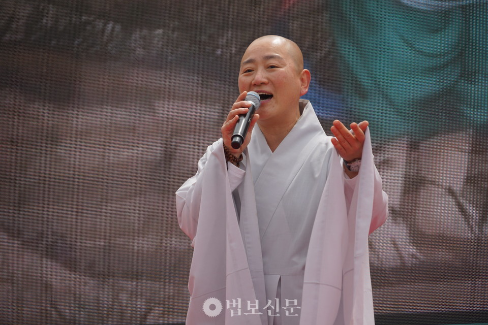 ���ٽ� ��� ���� ������ �뷡�� ���� �����⸦ ��������.