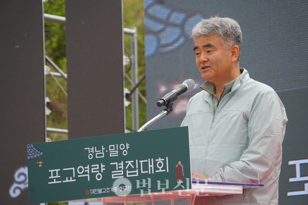 ������ ������ �߾ӽŵ�ȸ���� �λ縻���� ����û�� ��λ� �Ƹ����濡�� ���������� �ѵ� ������, ȭ���� ���������� �ٶ��١��� ������.