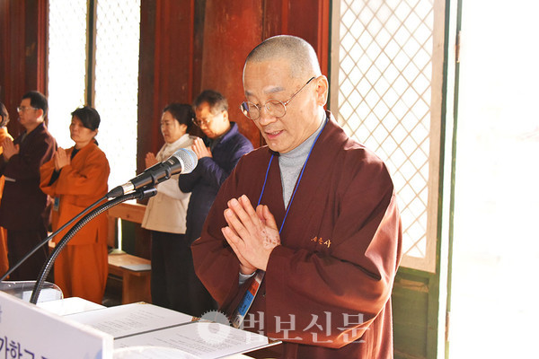 이날 졸업생들은 발원문을 통해 "항상 깨어있는 삶을 살겠다"고 서원했다.
