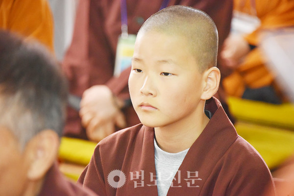 단기출가학교에는 가장 어린 11살의 어린이도 참가해 눈길을 끌었다.