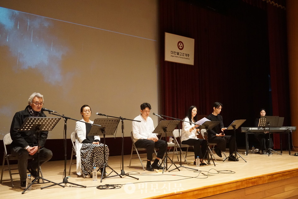 시상식은 한강 작가의 소설 ‘소년이 온다’를 바탕으로 한 낭독극으로 시작됐다. 낭독극에는 배우 남명렬·강애심·김다흰·정효정·김인호(왼쪽부터)가 참여했다.