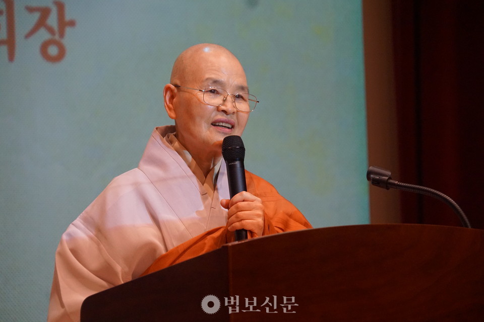 조계종 전국비구니회장 광용 스님은  “오늘의 수상은 앞으로 세상에 맑고 향기로운 글을 전하라는 당부”라며 “소외된 이들을 살피고 정직한 언어로 세상을 마주하길 바란다”고 격려했다.