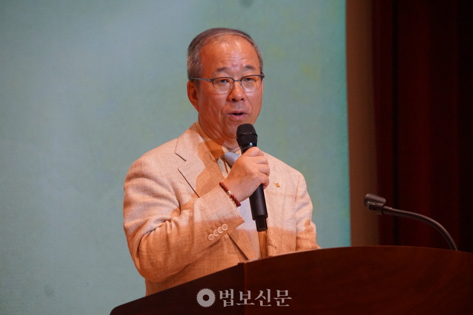 윤재웅 동국대  축사에서 “만해 스님은 글을 통해 세상을 바꾸고자 했다”며 “수상자들도 좋은 글을 통해 세상이 더 나은 방향으로 나아가는 데 힘을 보태달라”고 말했다.