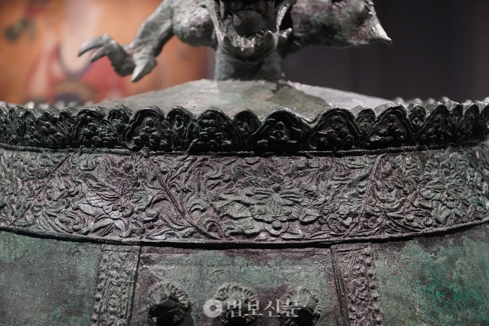 국보 ‘부안 내소사 동종’ 입상연판문대.