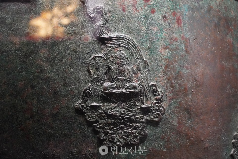국보 ‘부안 내소사 동종’ 삼존상.