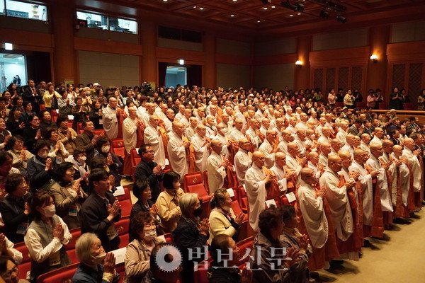 조계종 불교중앙박물관과 제24교구 본사 선운사는 4월 21일 한국불교역사문화기념관 전통문화공연장에서 특별전 ‘도솔산 선운사-선에 들고 구름에 눕다’ 개막식을 개최했다. 이날 행사에는 총무원장 진우 스님, 불교중앙박물관장 서봉 스님, 선운사 주지 경우 스님을 비롯해 문화체육관광부 김영수 제1차관, 국회 정각회장 이헌승 의원, 김영배 의원 등 정·관계 인사와 사부대중 350여 명이 참석했다.