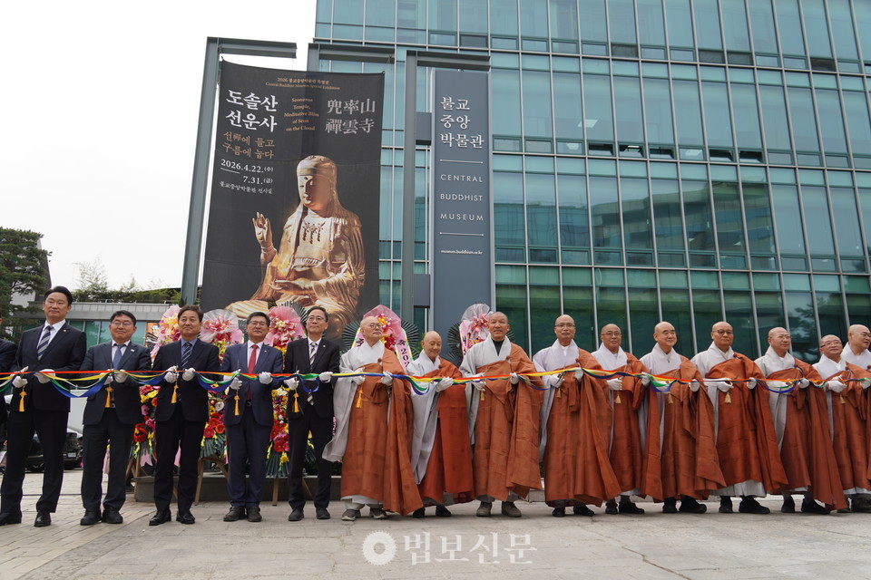 개막식이 끝난 후 참석 내빈들은 박물관 입구에서 테이프컷팅식과 특별전 라운딩을 진행했다.