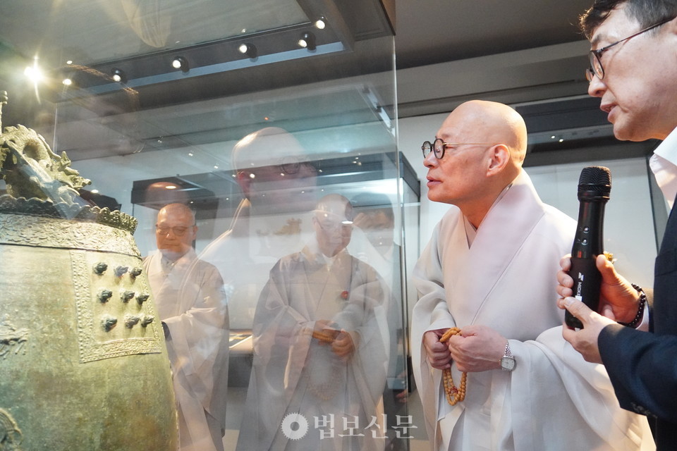 조계종 불교중앙박물관과 제24교구 본사 선운사는 4월 21일 한국불교역사문화기념관 전통문화공연장에서 특별전 ‘도솔산 선운사-선에 들고 구름에 눕다’ 개막식을 개최했다. 내소사 동종을 보고 있는 조계종 총무원장 진우 스님.&nbsp;
