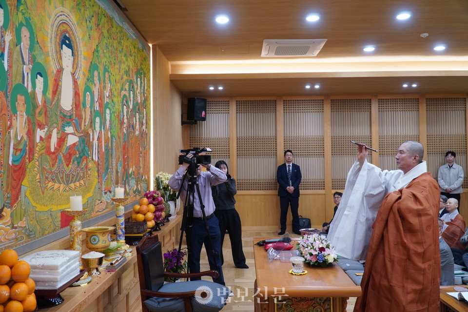 학교법인 동국대는 4월 21일 BMC 선센터에서 후불탱화 점안식을 봉행했다. 점안의식을 집전하는 동국대 이사장 돈관 스님.
