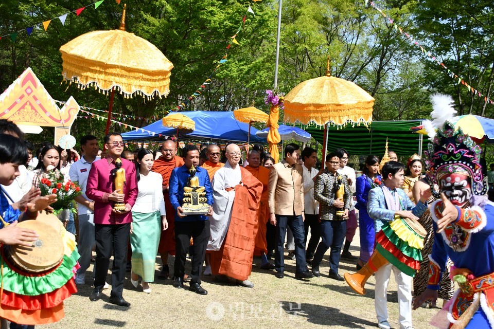 į����� ���� ������ ��ũ�޸� ���̾�(Chaul Chnam Thmey)���� ����ϴ� �������� ��ó�� ����� �̾����� �ִ�.&nbsp;