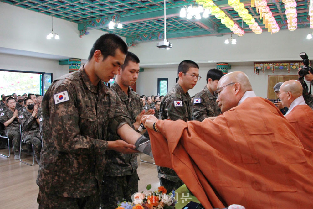 선운사는 5월 9일 육군 제35보병사단(사단장 김광석 소장) 호국 충경사(주지 법현 스님)에서 ‘장병 수계식 및 부처님오신날 봉축 점등법회’를 봉행했다.&nbsp;