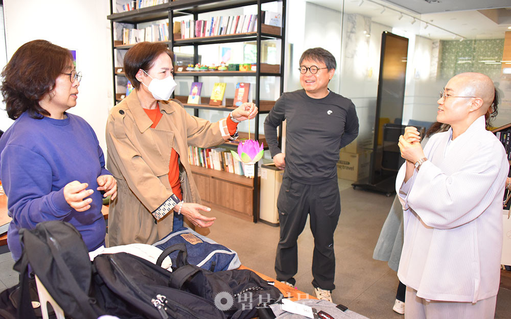 광주 동원사 지장 스님, 가정폭력피해 여성들에 희망의 버킷백 선물