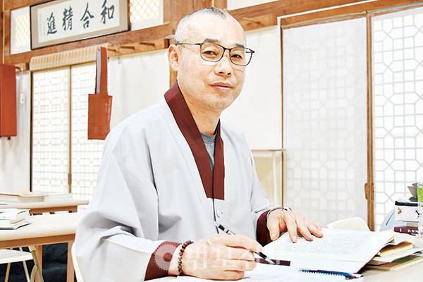 통도사승가대학에서 만난 연성 스님은 ‘행복하십시오'라는 인사의 의미를 강조했다.