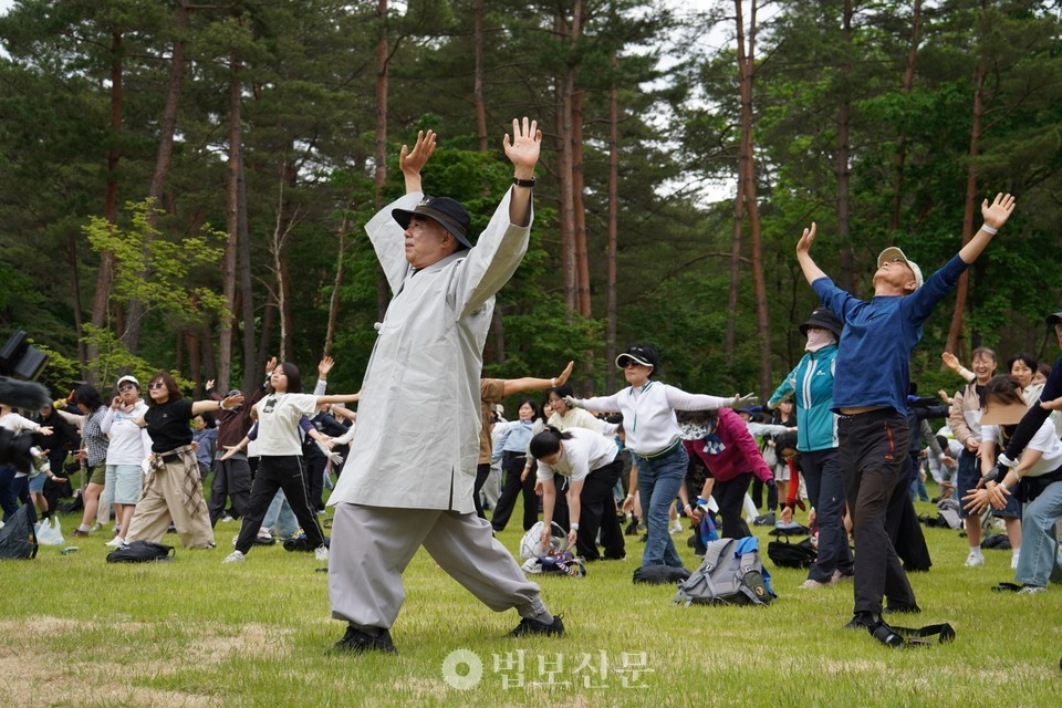 참가자들은 오전 9시 30분 자연명상마을에 집결해 준비 체조를 마친 뒤 본격적인 걷기에 나섰다. 올해 행사에서는 평소 일반에 개방되지 않던 ‘비밀의 숲’ 구간이 특별 개방돼 참가자들에게 색다른 경험을 선사했다.