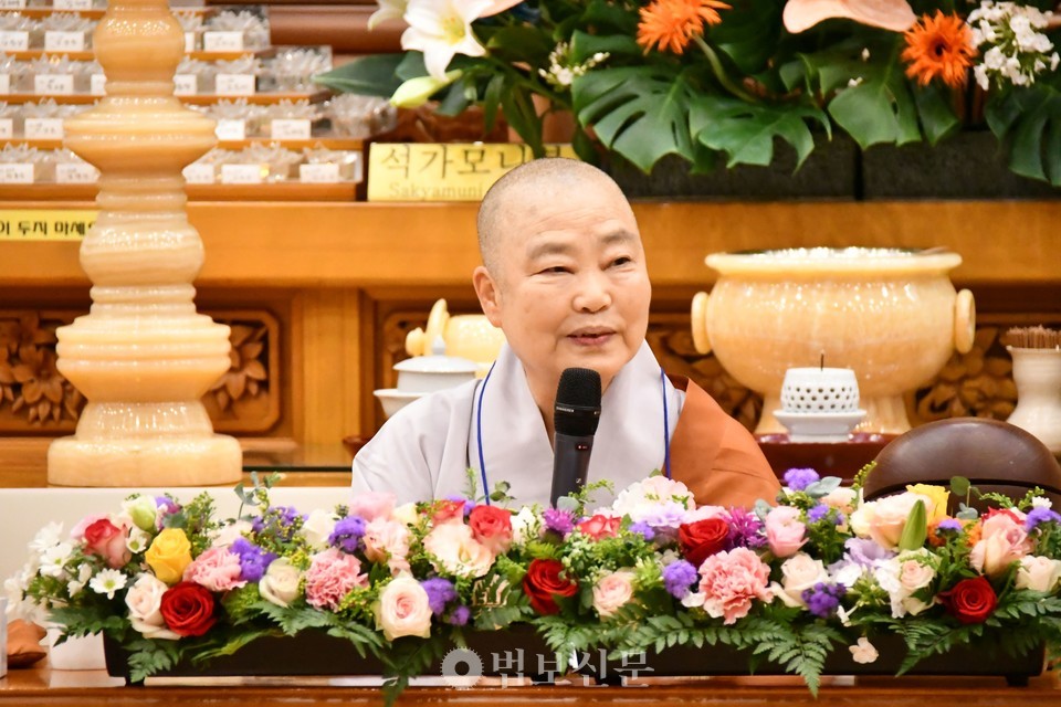 ���� �������� ���� ������ ������ ��12�� �����񱸴�ȸ�����μ� �� �ڸ��� �󸶳� ���������� �� �˰� �ִ١��� �������ǿ� ���Ե�� �񱸴�ȸ ������ ���Ե��� �Բ� ���� ��� �ѱ� �񱸴� �°��� ���迡 ��� ���� ���� �����ϴ� ����ü�� �� �� �ֵ��� ����ϰڴ١��� ���ߴ�.