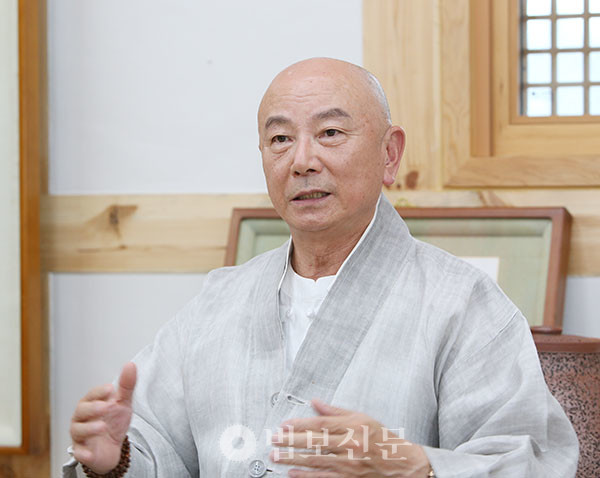 법화종 교구 활성화를 강조하는 도홍 스님은 “서울·경기에 흩어진 사찰들을 다시 결집시켜야 한다”고 당부했다.