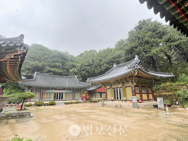 비 내리는 날의 불곡사 비로전과 관음전.